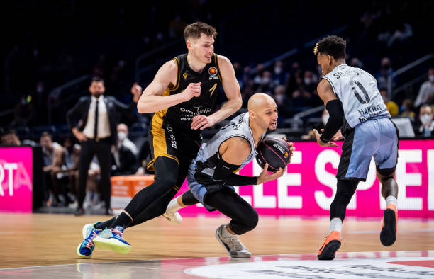 两队在激战 两队在激战